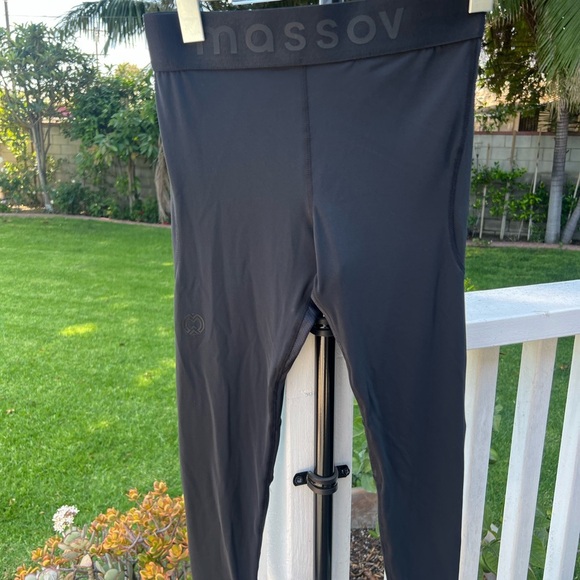 Massov Black Streamlined Leggings with Stretchy Fit Size Small NWOT MID- Waisted - Picture 5 of 9
